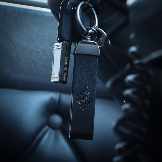 TRUCKJUNKIE SLEUTELHANGER MET GEGRAVEERD LOGO - ZWART