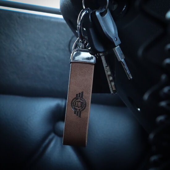 TRUCKJUNKIE SLEUTELHANGER MET GEGRAVEERD LOGO - Bruin